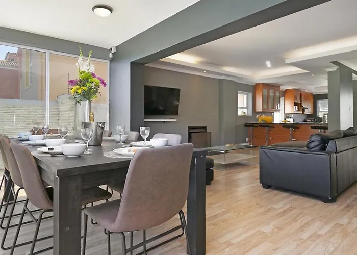 Villa De La Mer Hout Bay Beachfront