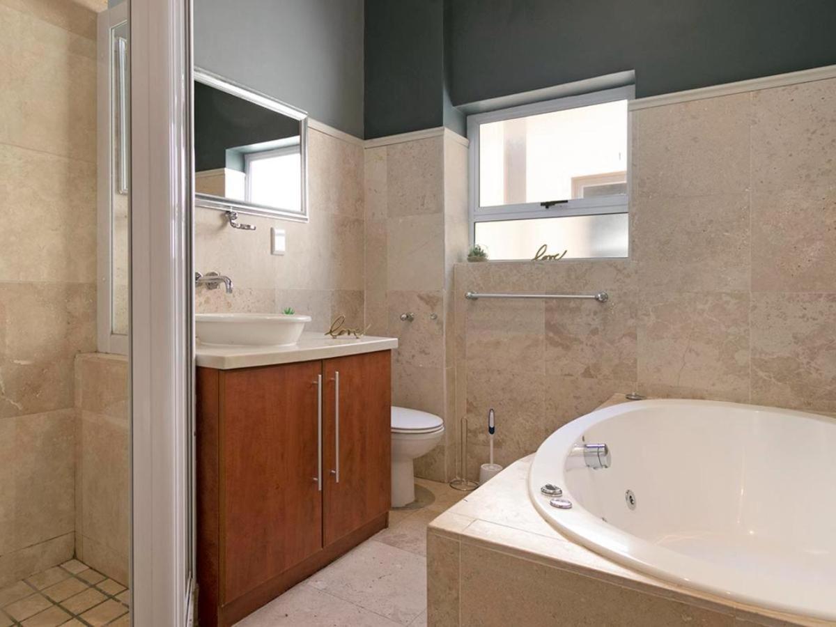 De La Hout Bay Beachfront Holiday home *