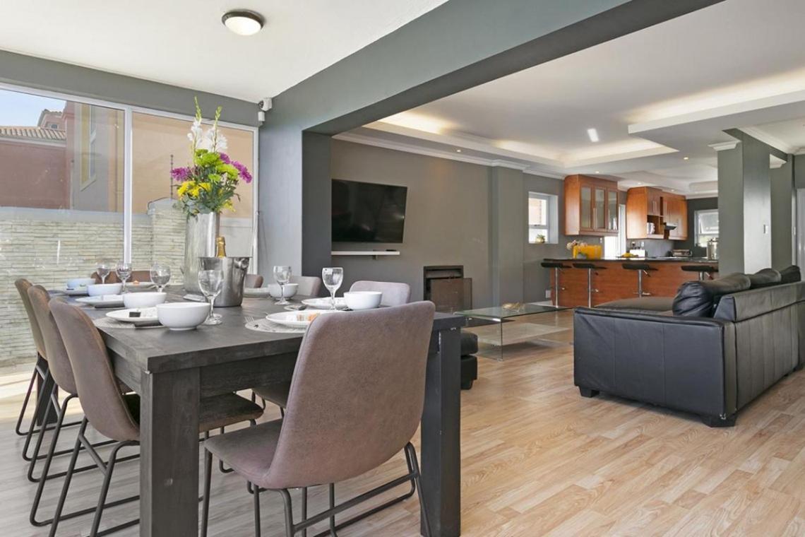 De La Hout Bay Beachfront Holiday home