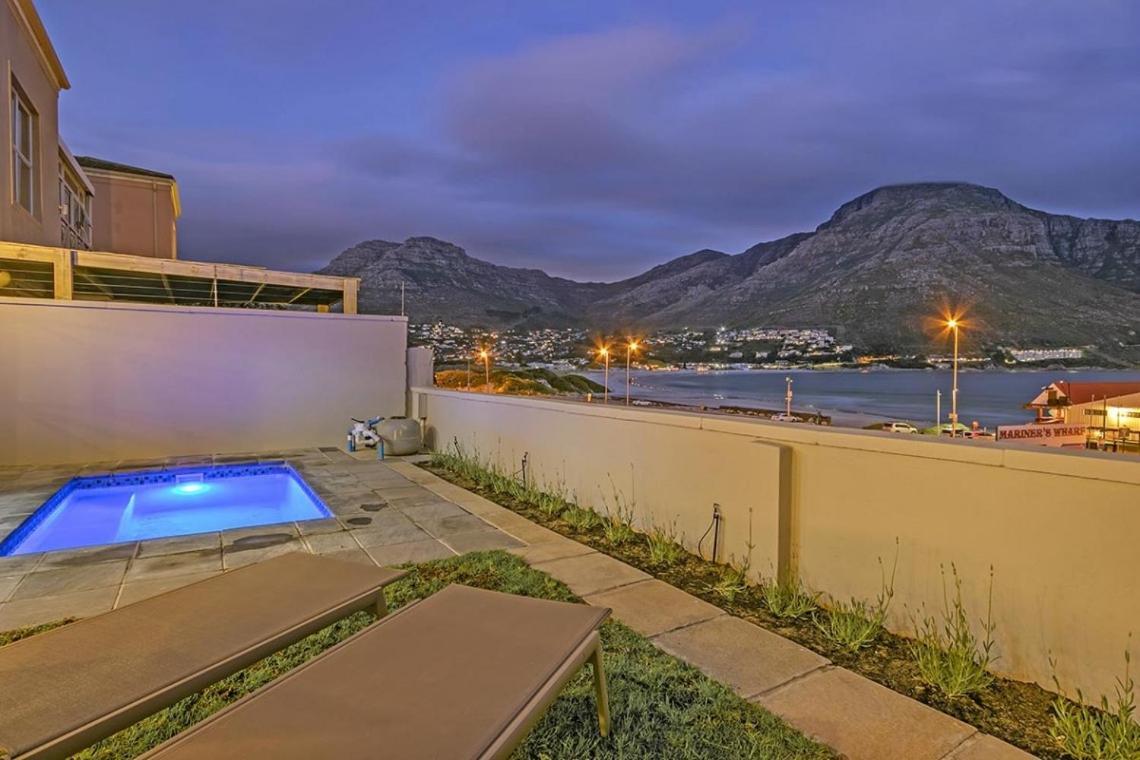 De La Hout Bay Beachfront *